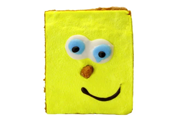单布朗尼蛋糕的特写与人类微笑黄色的脸孤立在白色背景 — 图库照片