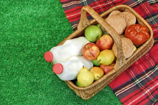 Wicker Basket With Food And Drink On the Picnic  Blanket — Stok fotoğraf