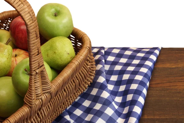 Manzanas frescas en la cesta de mimbre en la mesa de madera rústica —  Fotos de Stock