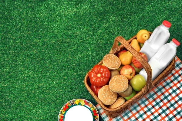 Widok z góry na piknik kosz na świeżym trawniku — Zdjęcie stockowe