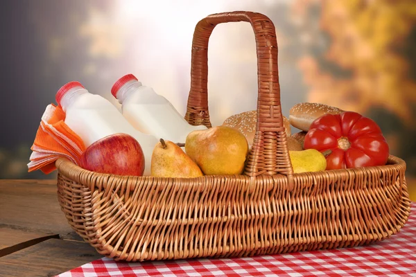 Piknik sepeti yiyecek ve içecek tablo ile — Stok fotoğraf