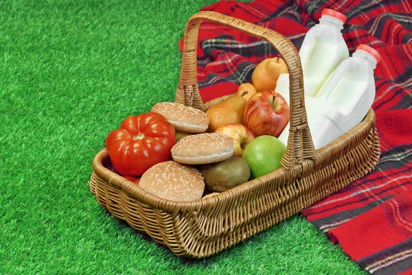 Top uitzicht van picknick scène met mand en deken — Stockfoto