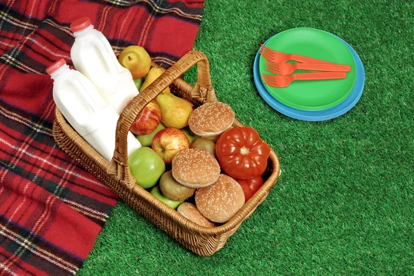 Вид сверху на корзину для пикника на красном тартанском одеяле — стоковое фото