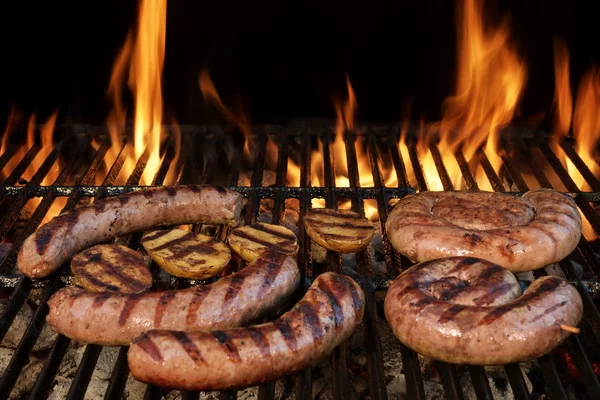 Asar salchichas alemanas en la parrilla de carbón caliente de la barbacoa . — Foto de Stock