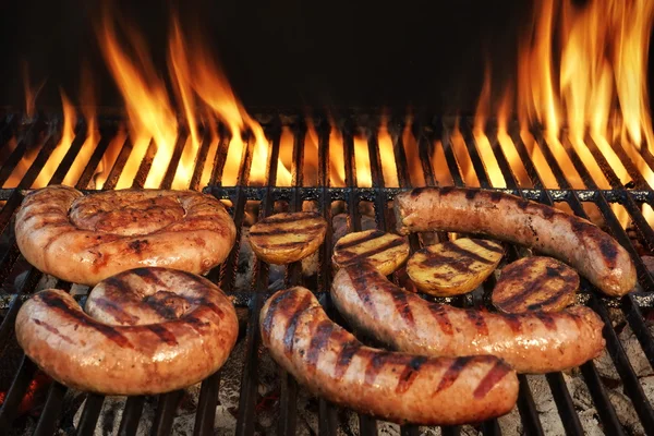 Würstchen auf heißem Holzkohlegrill grillen. — Stockfoto