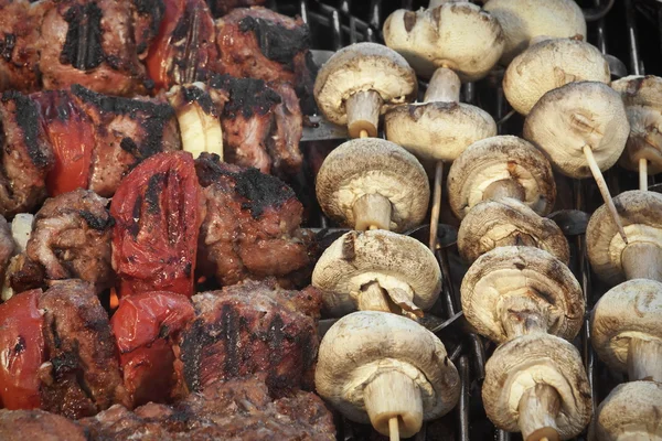 Mezclado con verduras Kababs y champiñones en llamas barbacoa a la parrilla — Foto de Stock