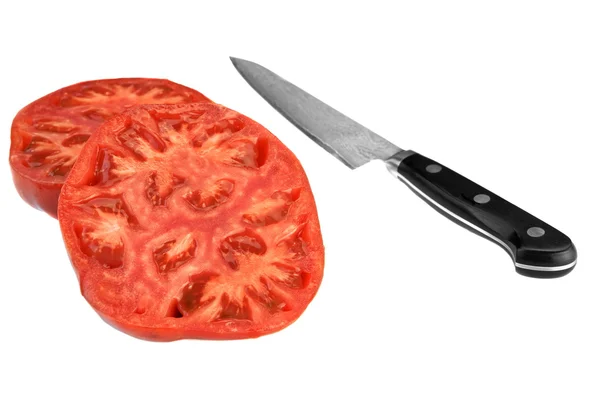 Yarım kırmızı domates ve mutfak bıçak beyaz izole kesmek — Stok fotoğraf