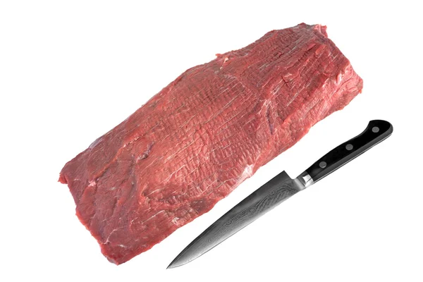 Carne di manzo cruda Tenderloin taglio di carne e coltello bianco isolato — Foto Stock