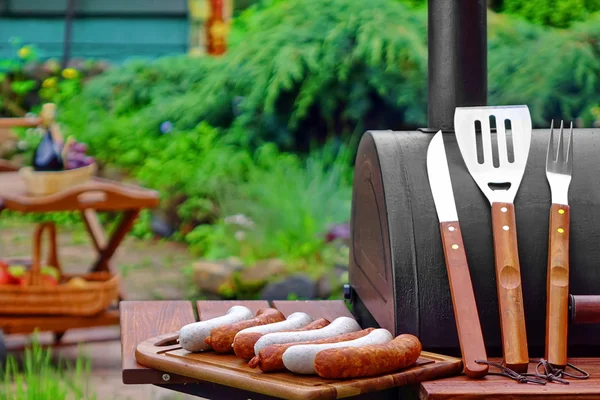 Sommaren helgen Bbq scen med kolgrill på bakgården — Stockfoto