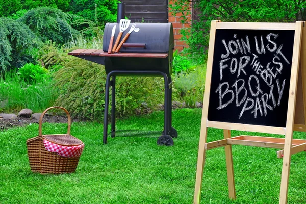 Une invitation à une soirée barbecue, écrite sur tableau noir — Photo