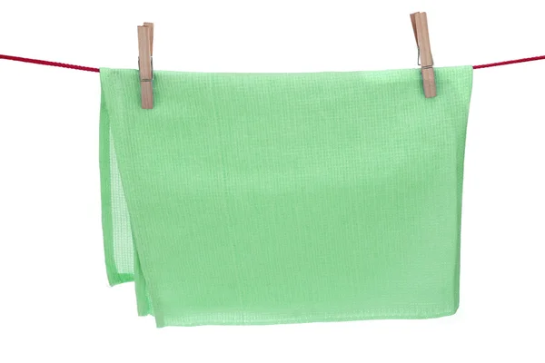 Asciugamano verde isolato appeso su una corda rossa — Foto Stock