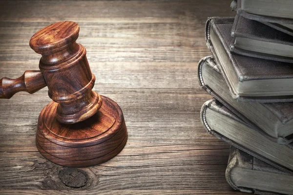 Wooden Judges Gavel And Old Law Books On Wooden Table — Stockfoto