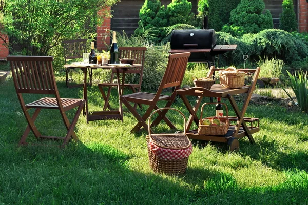Scena z Barbecue Grill Party na trawniku w ogrodzie — Zdjęcie stockowe