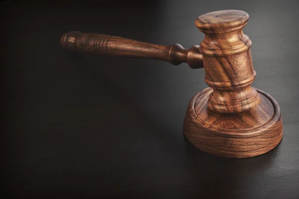 Judges Or Auctioneer Wooden Gavel Or Hammer On Black Table — Stock Photo, Image