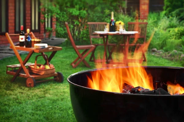 Arka Bahçe ızgara ile yaz hafta sonu Barbekü sahne — Stok fotoğraf