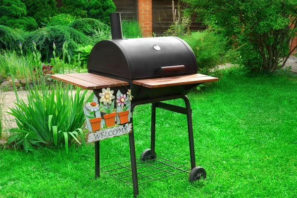 Churrasco Charcoal Grill com sinal Bem-vindo no jardim do quintal — Fotografia de Stock