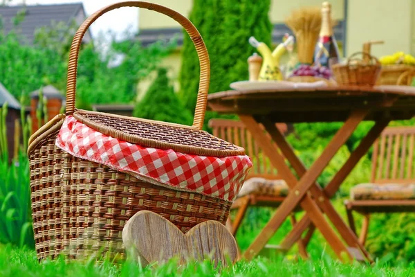 Zbliżenie: kosz piknikowy kratkę szmatką na trawniku — Zdjęcie stockowe