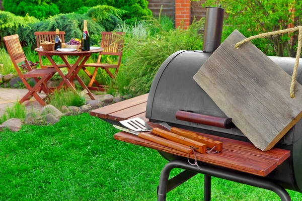 Empty  Wooden Signboard Hanging On Barbecue Grill Appliance, Par — Stock Photo, Image