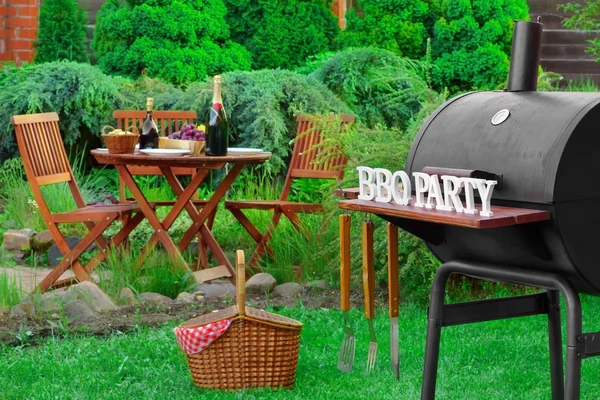 Barbecue Grill Appliance con strumenti e barbecue Partito segno — Foto Stock