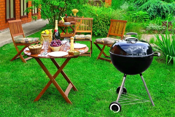 Sommar Bbq Familjefest Scen Den Dekorativa Trädgården Bakgården Kol Grill — Stockfoto