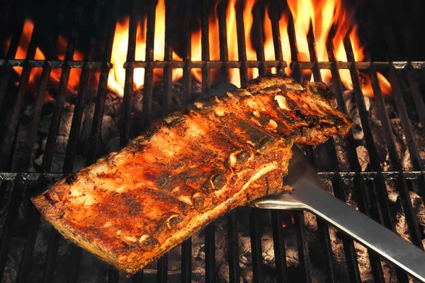 Bbq Baby Rücken Schweinerippchen Auf Dem Flammenden Holzkohlegrill Nahaufnahme Draufsicht — Stockfoto