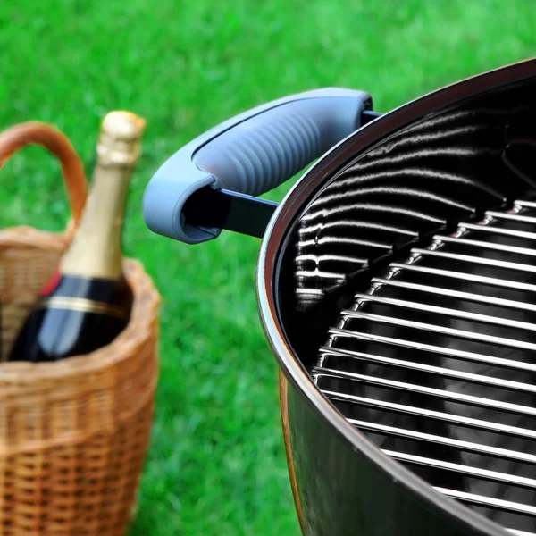 Barbecue Grill Close Mand Met Champagne Het Spring Park Gazon — Stockfoto