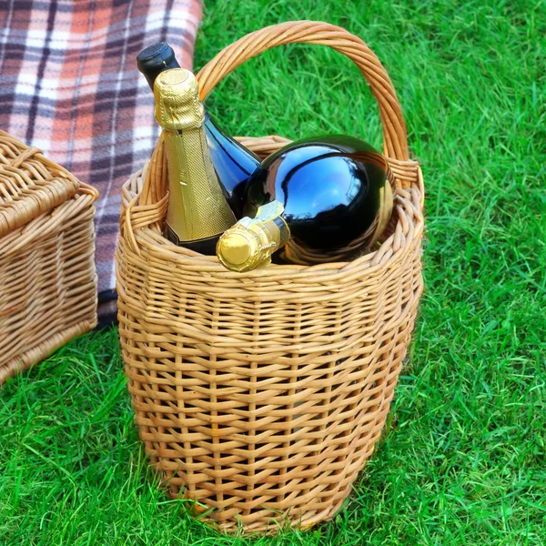 Panier Avec Vin Champagne Panier Couverture Sur Pelouse Couleur Émeraude — Photo