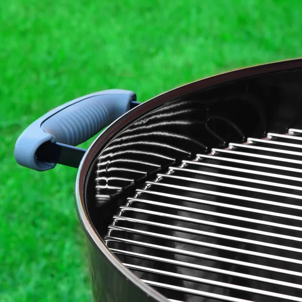 Barbecue Grill Vide Dans Pelouse Arrière Gros Plan Été — Photo