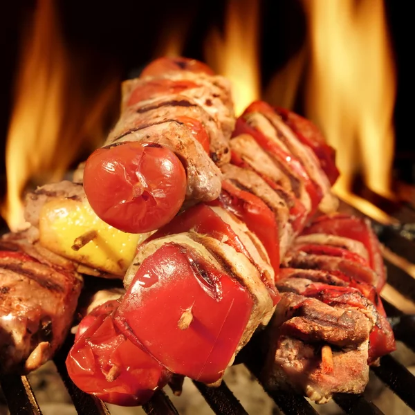 Homemade Kebabs On The BBQ Flaming Charcoal Grill — Stock Photo, Image