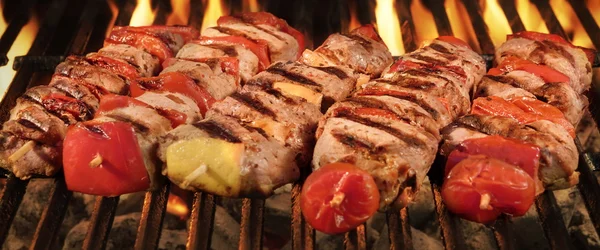 Hausgemachte Spieße auf dem grillenden Holzkohlegrill — Stockfoto