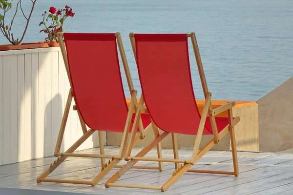 Deux Fauteuils Rouges Pliants Bois Vides Sur Patio Plage Vue — Photo