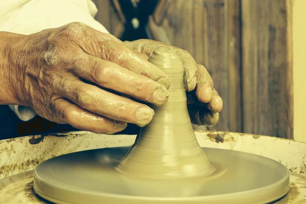 ホイール 引き締まったイメージの粘土ポットを作成する 成熟した陶工の手のクローズ アップ — ストック写真