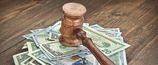 Stack Dollar Banknotes Judges Auctioneers Gavel Hammer Trial Tribunal Concept — Stock Photo, Image