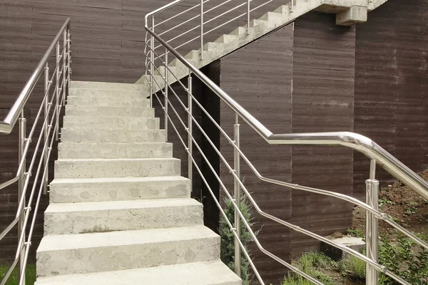 Kültéri beton lépcső, rozsdamentes acél korlát — Stock Fotó