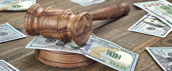 Bírák vagy árverezők marok és pénz Stack fából készült háttér — Stock Fotó