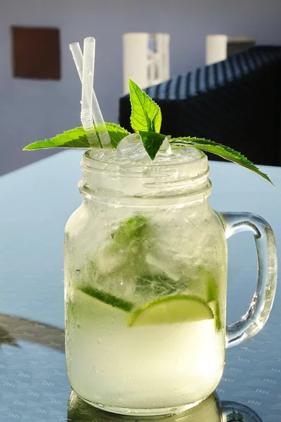 Pot de Mason en verre embrumé avec cocktail Mojito, Drin d'été populaire — Photo