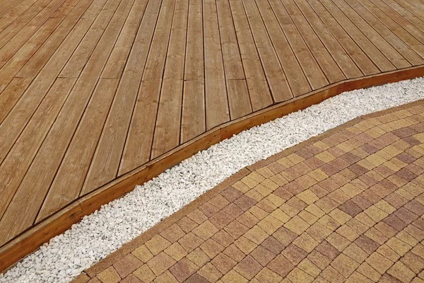 Decking compuesto de madera, grava de mármol blanco y ladrillo de piedra Pavi — Foto de Stock