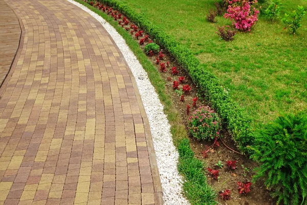 Moderne ornamentale Gartenlandschaft mit gefliesten bunten Mosaiken pa — Stockfoto