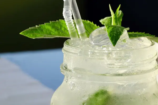 Η ΕΘΝΙΚΗ ΚΟΜΨΗ γυάλινο βάζο κτιστών με Mojito Cocktail, δημοφιλής το καλοκαίρι Δρίνο — Φωτογραφία Αρχείου