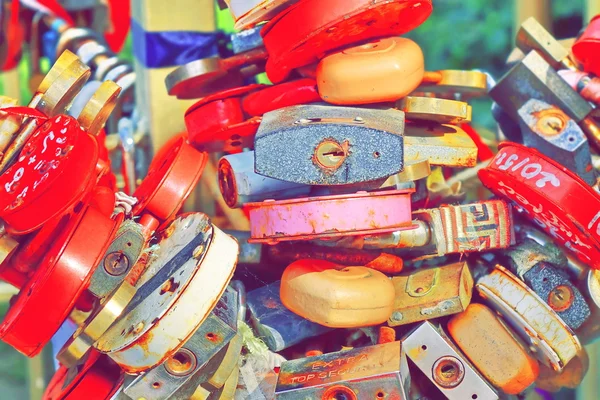 Love Heart Locks. Many Colorful Padlocks Tree Background — Stock Photo, Image