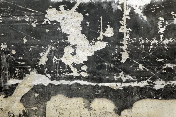 Zwarte betonnen wand met witte vlekken en wrak gips laag — Stockfoto