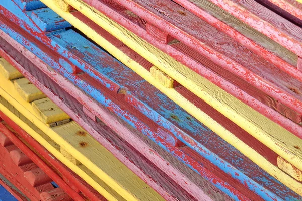 Vintage viejo madera resistido tumbonas con pintura agrietada en pila —  Fotos de Stock