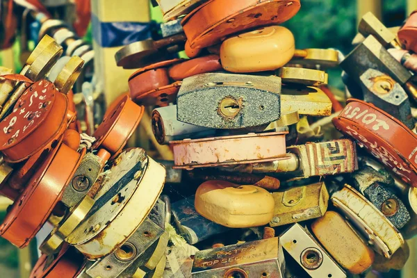 Love Heart Locks. Molti lucchetti colorati albero di sfondo — Foto Stock