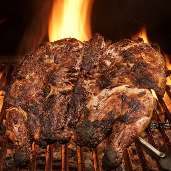 Cały Kurczak Grillowany Grillu Węgiel Drzewny Płonący Grill Soczyste Mięso — Zdjęcie stockowe