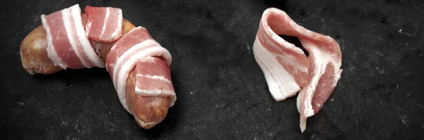 Korv Insvept Bacon Svart Bakgrund Julgrisar Filtar Råkorv Naturligt Hölje — Stockfoto