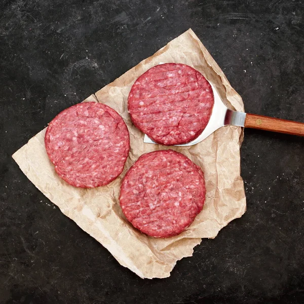 Neuvařené Mleté Hovězí Koláčky Grilování Syrové Mleté Steak Burgery Hovězího — Stock fotografie