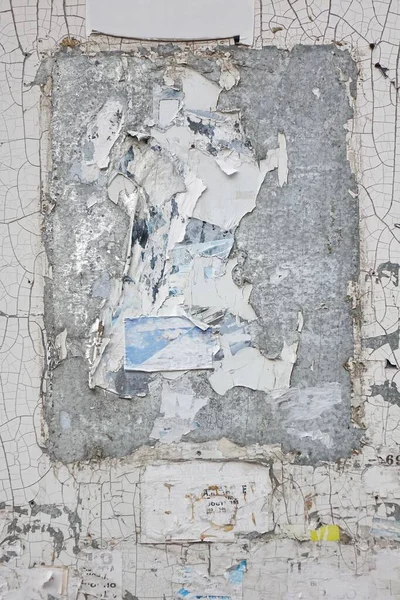 Yırtık Posterleri Çıkartmaları Yönlendirmesi Olan Dikey Eski Duvar Arkaplanı — Stok fotoğraf