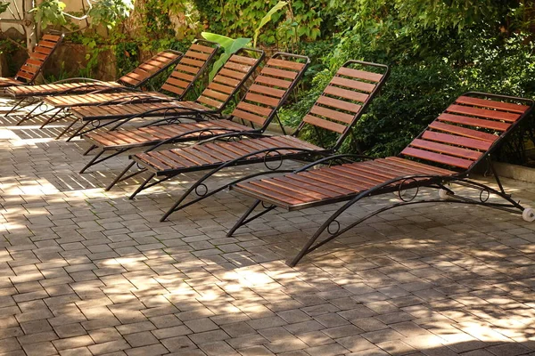 Liegestühle Aus Holz Oder Sonnenliegen Garten Patio Pool Holzstühle Oder — Stockfoto