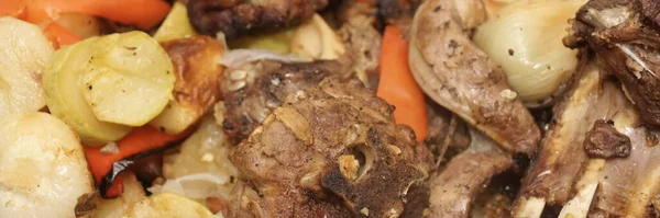 Tradycyjny Gulasz Kuchni Międzynarodowej Dużym Garnku Cola Mięsa Warzyw Ziołami — Zdjęcie stockowe