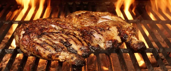 Frango Inteiro Grelhado Churrasco Quente Carvão Grill Flamejante Carne Frango — Fotografia de Stock